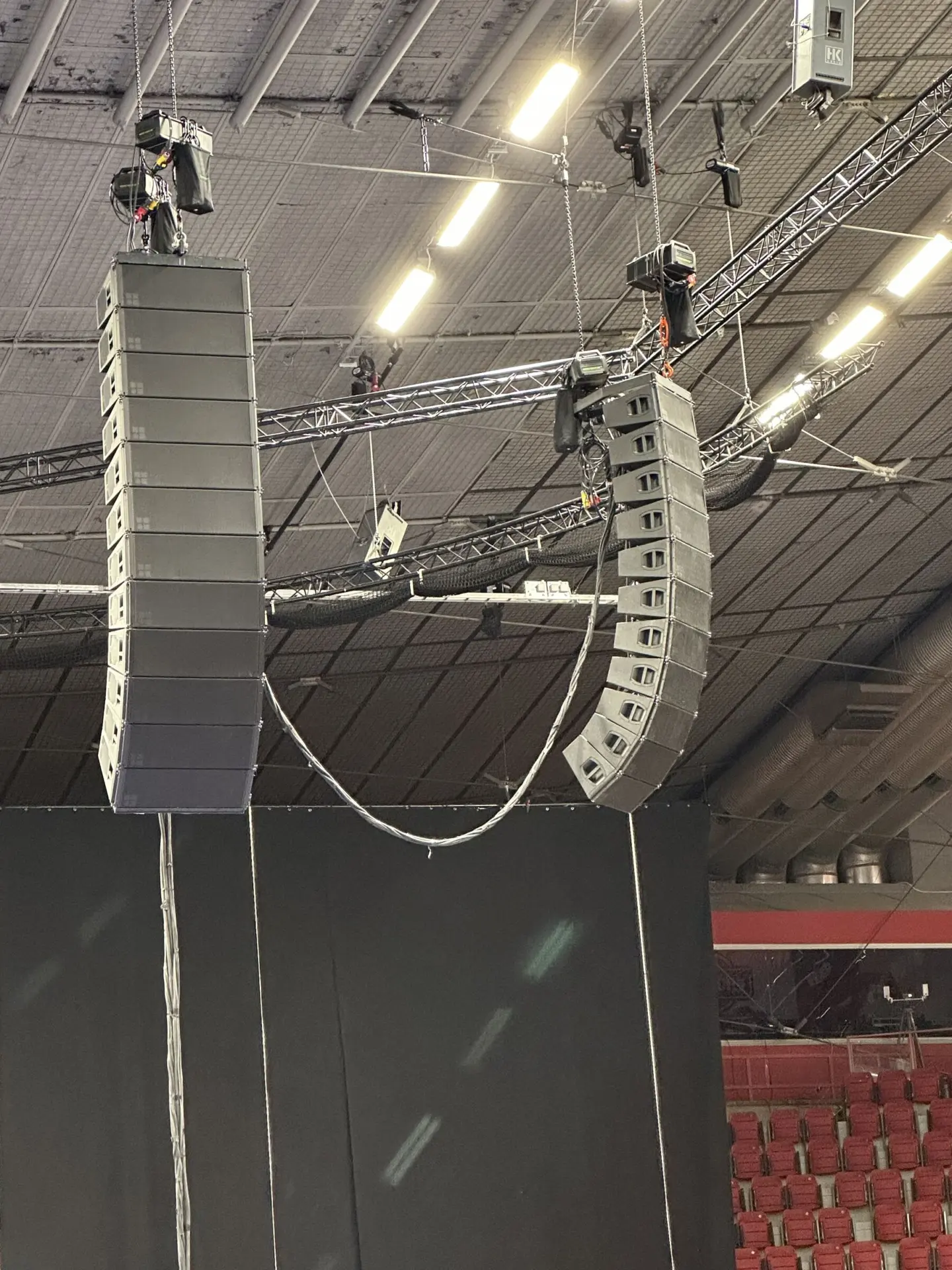 Line array -kaiutinjärjestelmät ripustettuina areenan kattoon
