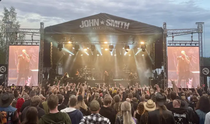 John Smith Rock Festivalin päälava, valot ja yleisö