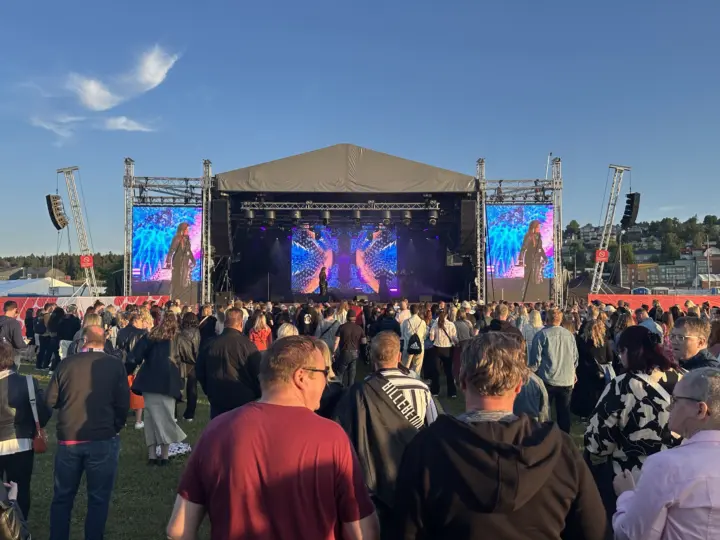 Prolyte MPT Roof -esiintymislava, LED-näytöt ja suuri yleisö ulkona
