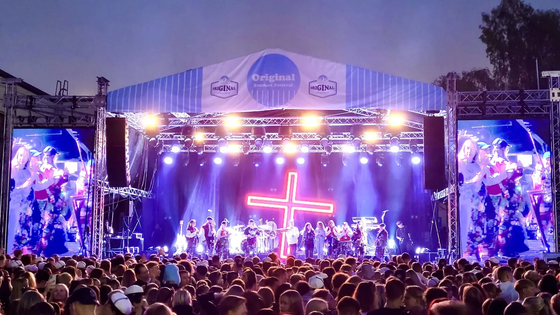 Original-festivaalin lava, neonristi, LED-näytöt ja yleisö