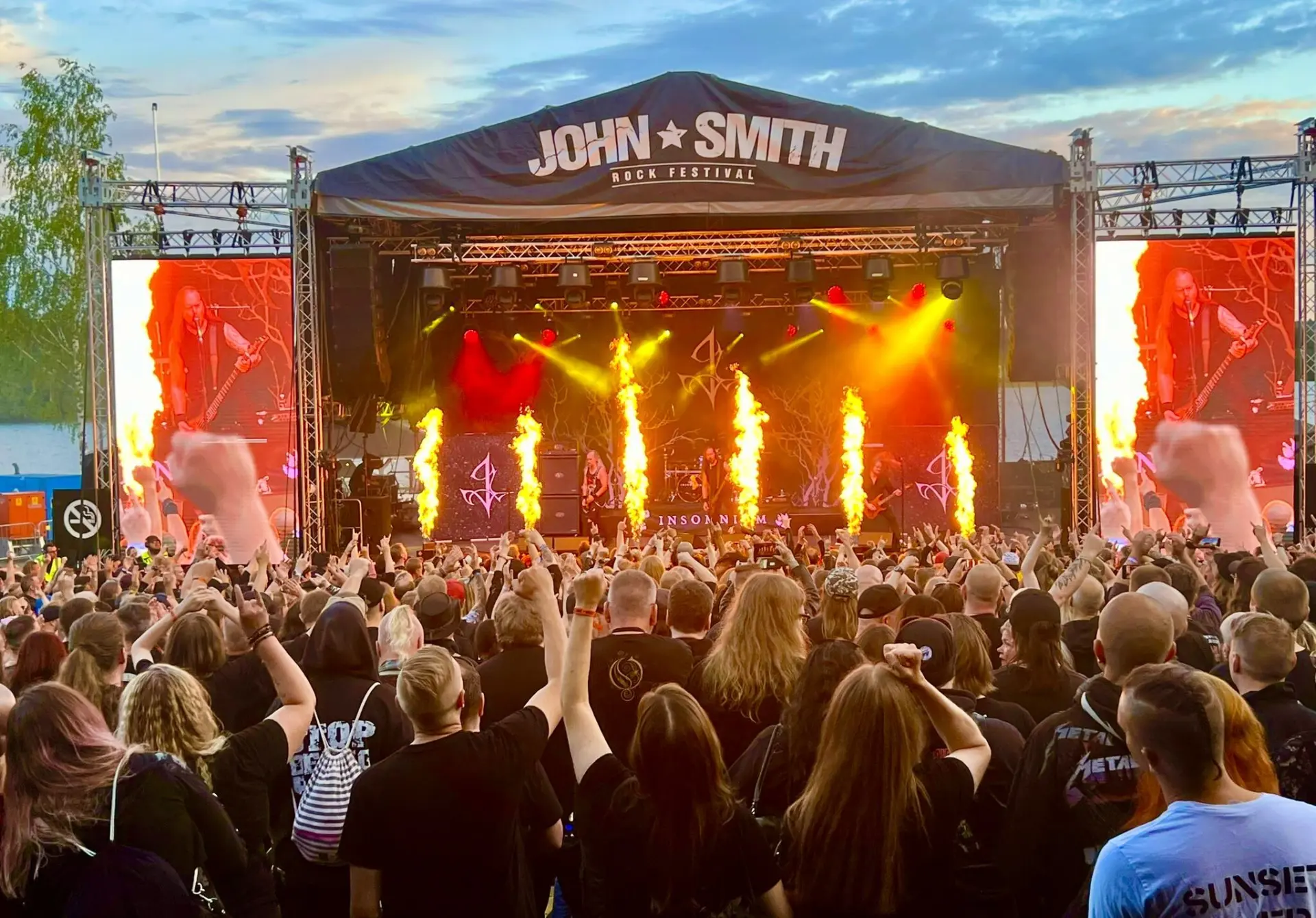 John Smith Rock Festivalin esiintymislava, liekkiefektit ja yleisö
