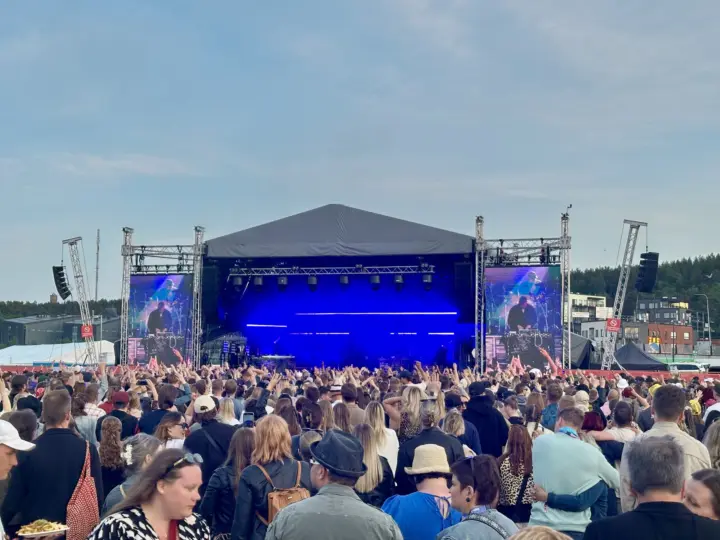 Ulkolava, LED-näytöt ja festivaaliyleisö illalla