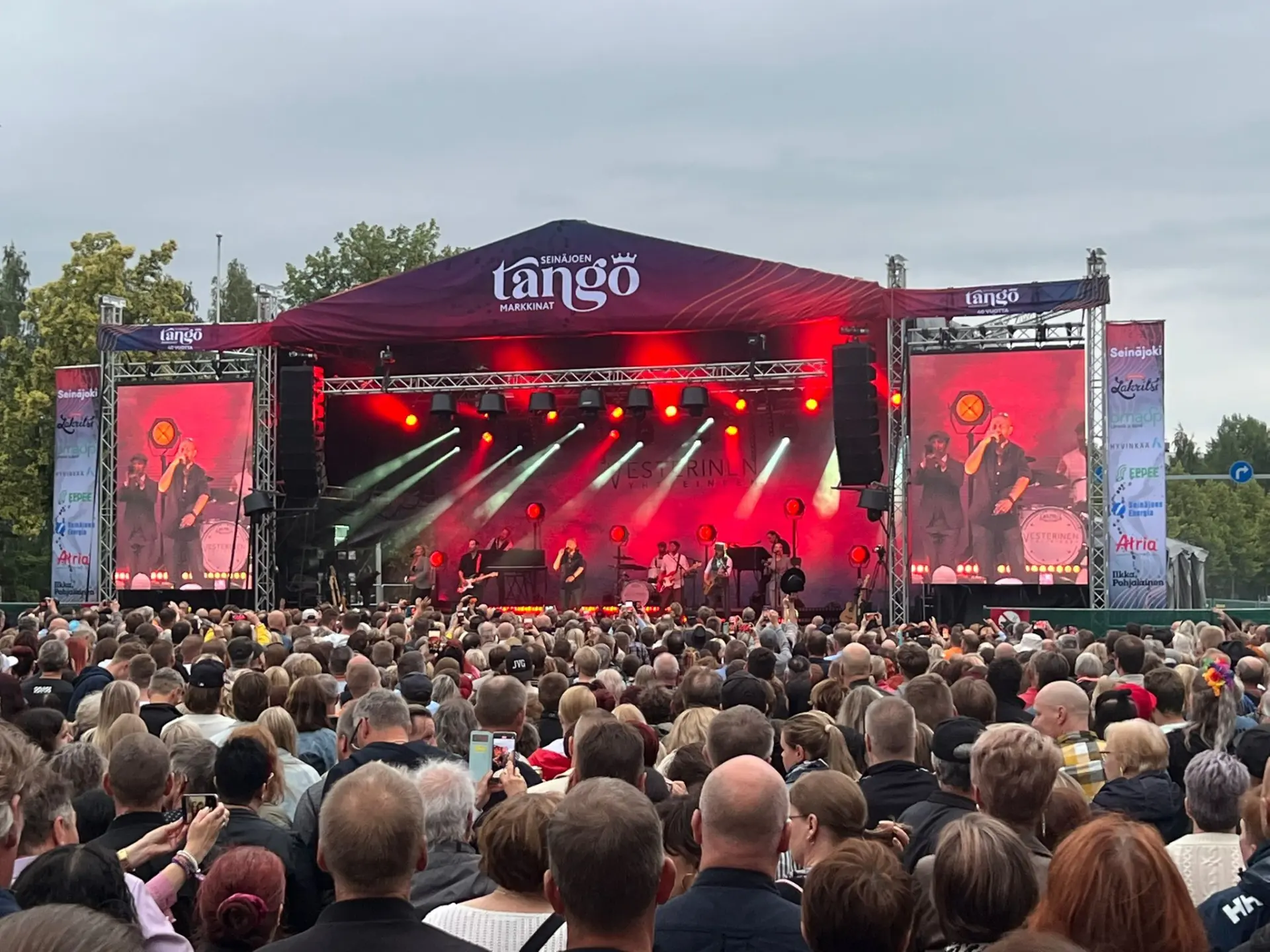 Tangofestivaalin ulkolava, LED-näytöt ja suuri yleisö