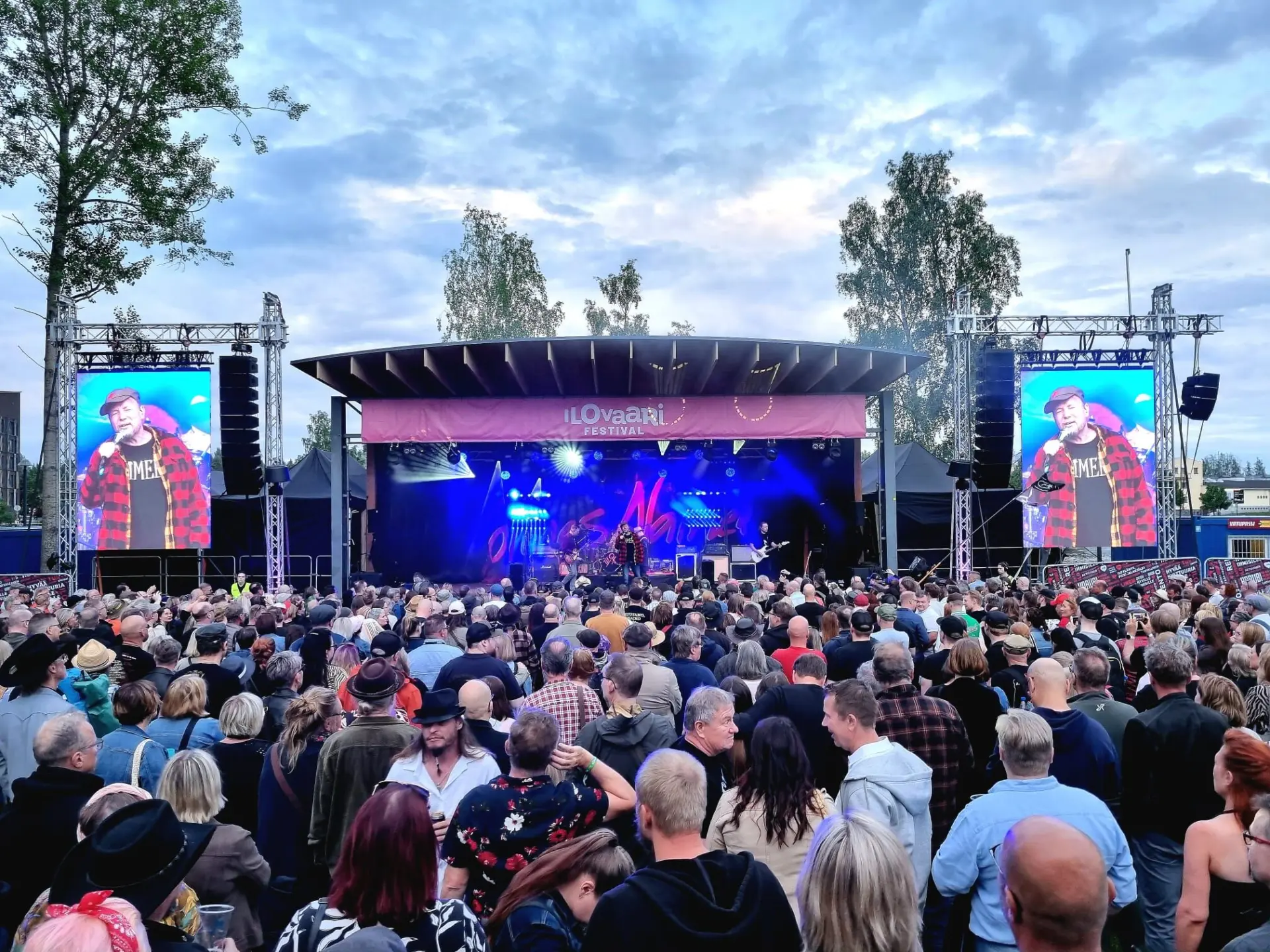 Ulkolava, kaksi LED-näyttöä ja yleisö päivänvalossa