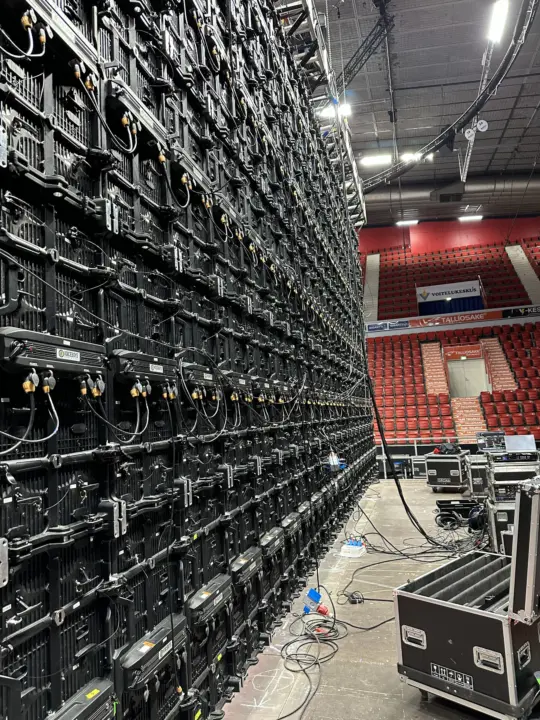 LED-näyttömoduuleja koottuna areenalla