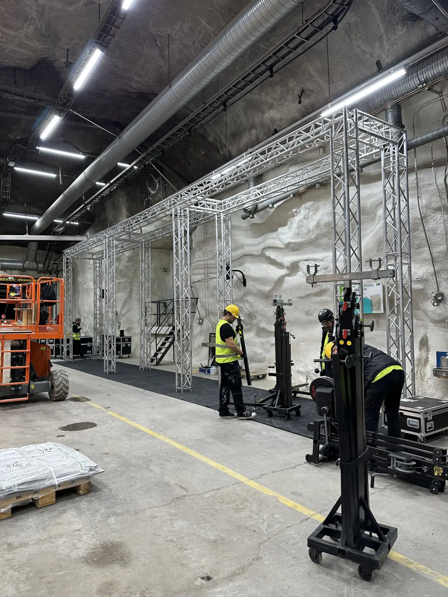 Teknikot rakentavat trussirakennetta kalliosaliin