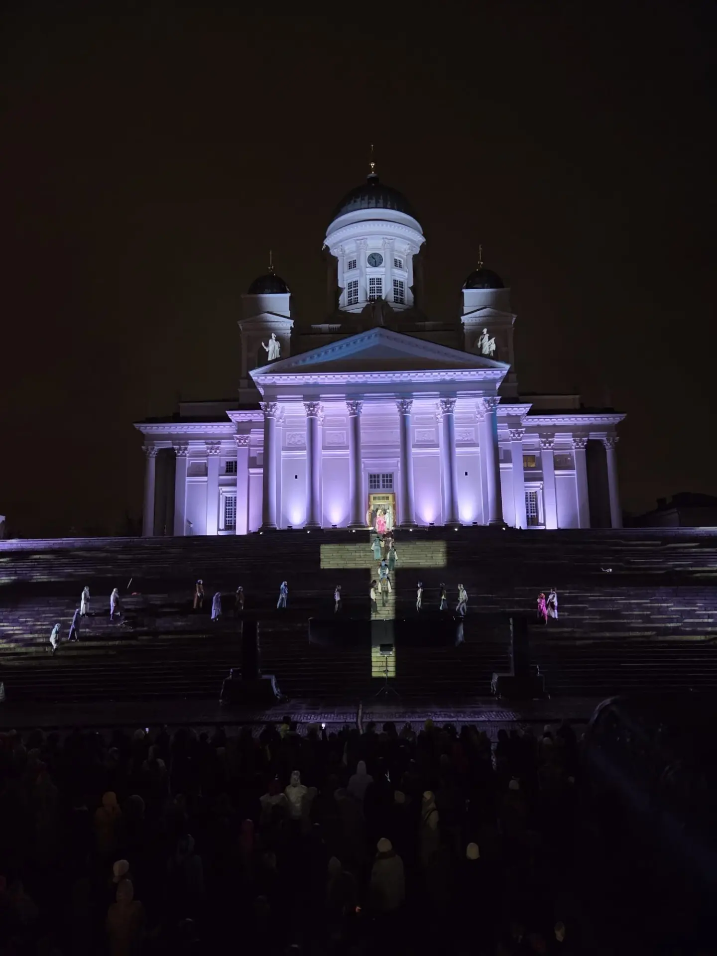 Helsingin tuomiokirkko valaistuna violetilla valolla illalla